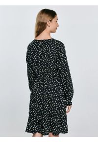 Big-Star - Sukienka dziewczęca z wiskozy z motywem kwiatowym czarna Namisa 906. Kolor: czarny. Materiał: wiskoza. Długość rękawa: długi rękaw. Wzór: kwiaty. Typ sukienki: rozkloszowane #6