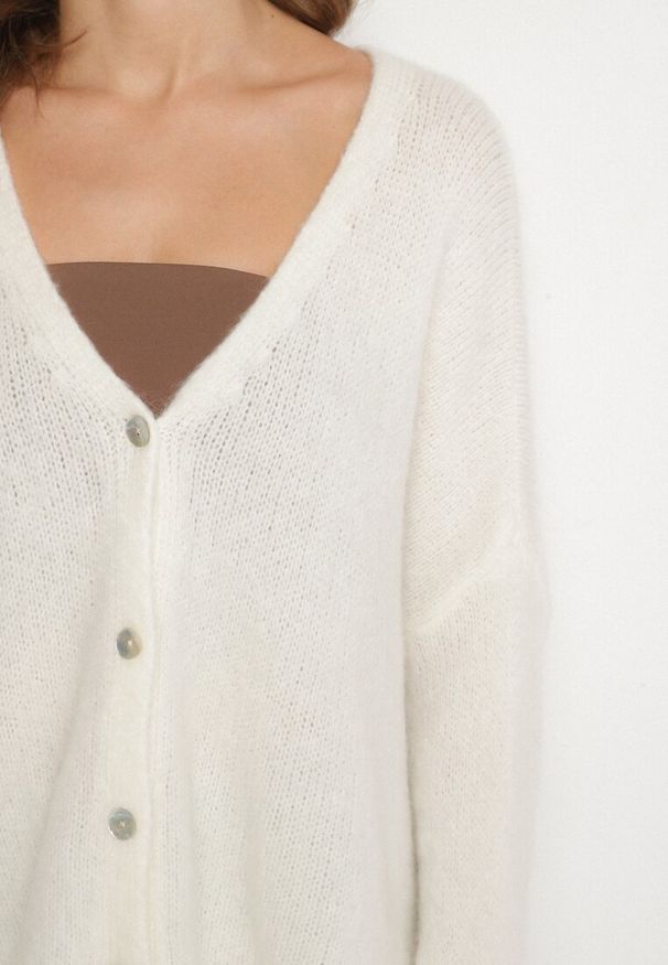 Born2be - Jasnobeżowy Kardigan z Dekoltem w Serek z Dzianiny z Wełną i Moherem Lismio. Okazja: na co dzień. Typ kołnierza: dekolt w serek. Kolor: beżowy. Materiał: moher, dzianina, wełna. Styl: elegancki, casual