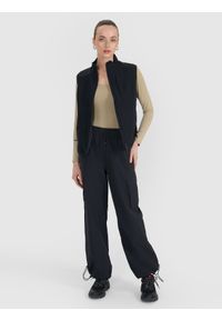 4f - 4F Bezrękawnik ze stójką damski - czarny XS. Okazja: na co dzień. Typ kołnierza: kołnierzyk stójkowy. Kolor: czarny. Materiał: dzianina, poliester, materiał, syntetyk, tkanina, puch. Długość rękawa: bez rękawów. Długość: krótkie. Wzór: gładki. Styl: klasyczny, casual, elegancki, sportowy #2