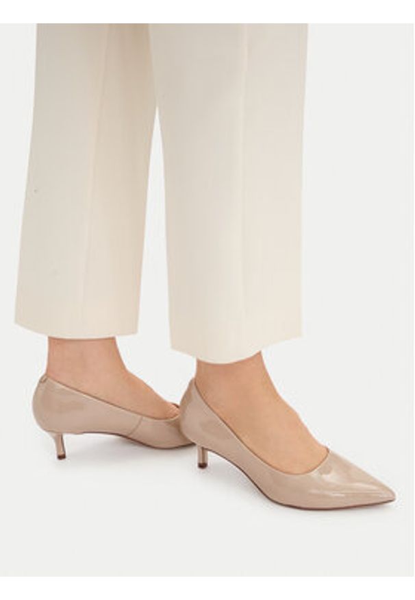 Clarks Czółenka Zarey Court 26183154 Beżowy. Kolor: beżowy. Materiał: lakier, skóra