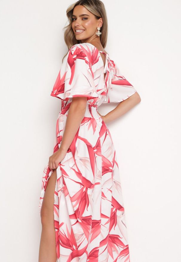 Born2be - Różowo-Biała Sukienka z Kopertowym Dekoltem i Gumką w Pasie Wiązana na Plecach Iberi. Okazja: na co dzień, na randkę. Typ kołnierza: dekolt w serek. Kolor: różowy. Długość rękawa: krótki rękaw. Typ sukienki: kopertowe. Styl: casual