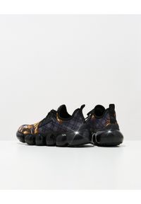 Versace Jeans Couture - VERSACE JEANS COUTURE - Czarne sneakersy z barokowym nadrukiem. Nosek buta: okrągły. Kolor: czarny. Materiał: guma, materiał. Szerokość cholewki: normalna. Wzór: nadruk #4