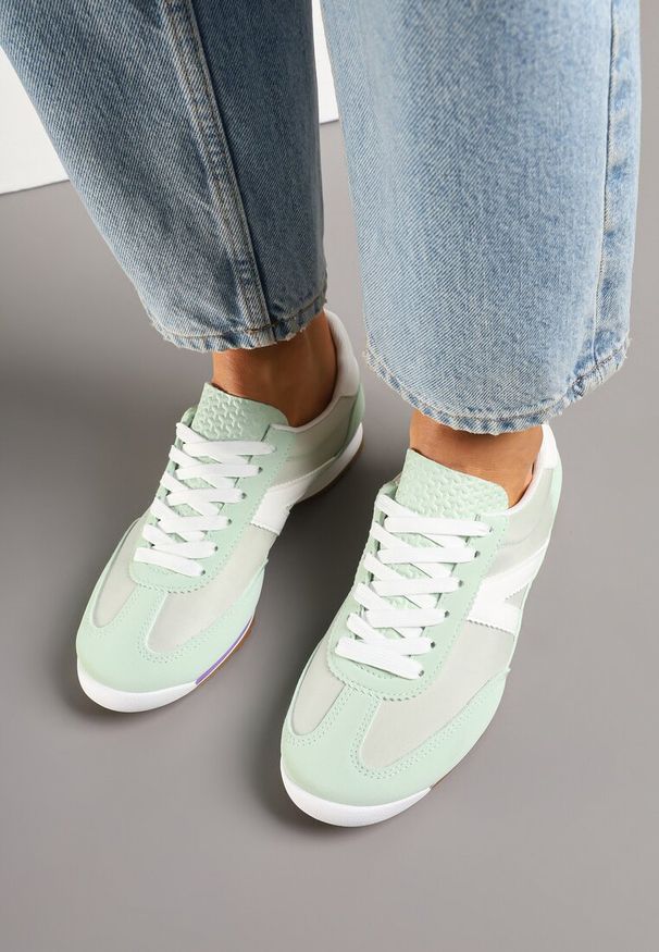 Renee - Jasnozielone Sneakersy Ozdobione Geometrycznym Motywem Clevandra. Okazja: na co dzień. Kolor: zielony. Materiał: jeans. Szerokość cholewki: normalna. Wzór: aplikacja, geometria