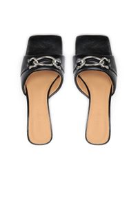 Kazar - Skórzane klapki na obcasie ozdobione łańcuszkiem. Okazja: na co dzień. Nosek buta: otwarty. Kolor: czarny. Materiał: skóra. Wzór: aplikacja. Obcas: na obcasie. Styl: elegancki, casual, klasyczny. Wysokość obcasa: średni #2