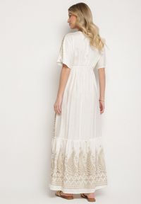 Born2be - Biała Kopertowa Sukienka z Wiskozy Zdobiona Frędzlami i Metalicznym Haftem Redeirae. Okazja: na spacer, na co dzień. Typ kołnierza: dekolt w serek. Kolor: biały. Materiał: wiskoza. Wzór: haft, aplikacja. Typ sukienki: kopertowe. Styl: casual, klasyczny #3