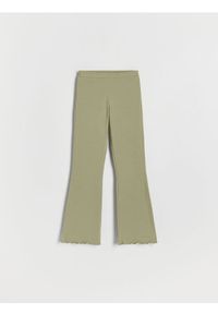 Reserved - Bawelniane spodnie flare - jasnozielony. Kolor: zielony. Materiał: bawełna, włókno, dzianina #1