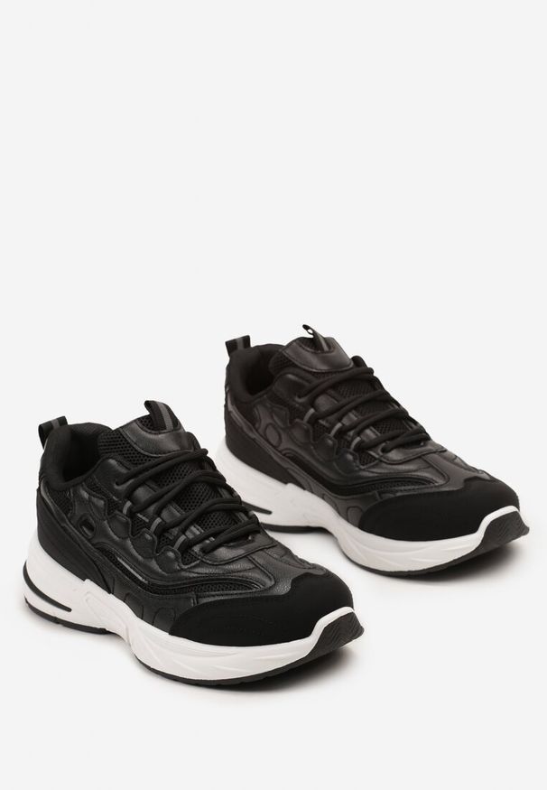 Renee - Czarne Sneakersy z Ozdobnym Sznurowaniem i Przeszyciami Tiwaelia. Okazja: na co dzień. Zapięcie: sznurówki. Kolor: czarny. Materiał: jeans, skóra