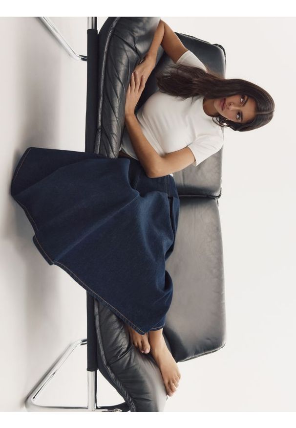 Reserved - Jeansowa spódnica - granatowy. Kolor: niebieski. Materiał: jeans