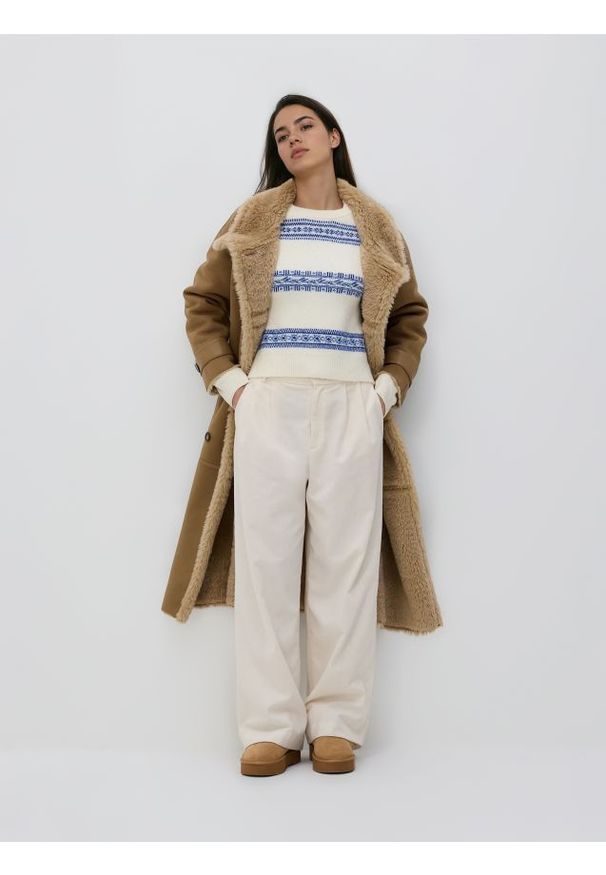 Reserved - Sweter we wzory - niebieski. Kolor: niebieski. Materiał: dzianina, wełna