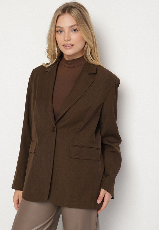 Born2be - Brązowa Jednorzędowa Marynarka z Usztywnioną Linią Ramion Tiolinda. Okazja: na spotkanie biznesowe, do pracy, na co dzień. Kolekcja: plus size. Kolor: brązowy. Materiał: jeans. Styl: elegancki, biznesowy, casual