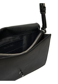 Calvin Klein Torebka Ck Elongated Shoulder Bag K60K612807 Czarny. Kolor: czarny. Materiał: skórzane