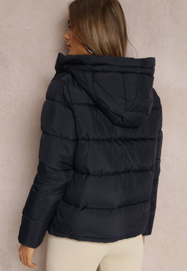 Renee - Granatowa Kurtka Puffer Pikowana z Kapturem Mullen. Typ kołnierza: kaptur. Kolor: niebieski. Materiał: jeans. Długość rękawa: długi rękaw. Długość: długie. Sezon: jesień, zima