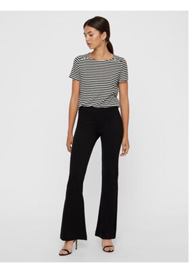 Vero Moda Spodnie materiałowe Kamma 10209858 Czarny Flared Fit. Kolor: czarny. Materiał: wiskoza