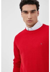 TOMMY HILFIGER - Tommy Hilfiger sweter bawełniany męski kolor czerwony lekki. Okazja: na co dzień. Kolor: czerwony. Materiał: bawełna. Wzór: aplikacja. Styl: casual #1