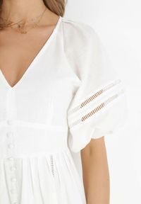 Born2be - Biała Sukienka Maxi z Bawełny i Lnu z Ażurowymi Wstawkami i Gumką w Pasie Arada. Kolor: biały. Materiał: bawełna, len. Wzór: ażurowy. Długość: maxi