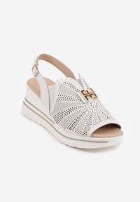 Born2be - Białe Skórzane Sandały na Koturnie z Perforacją i Metaliczną Aplikacją Zaehiesh. Okazja: na co dzień. Zapięcie: pasek. Kolor: biały. Wzór: aplikacja. Materiał: skóra. Sezon: lato. Obcas: na koturnie. Styl: casual, klasyczny. Wysokość obcasa: średni #2