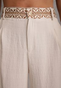 Renee - Beżowe Spodnie z Wiskozy High Waist Ozdobione Geometrycznym Motywem Iomane. Okazja: na co dzień. Stan: podwyższony. Kolor: beżowy. Materiał: wiskoza. Wzór: aplikacja, geometria. Styl: casual #2