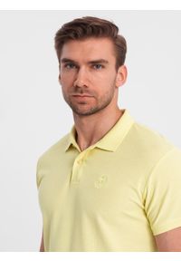 Ombre Clothing - Jednokolorowa koszulka polo męska BASIC z dzianiny pique - żółta V15. Okazja: na co dzień. Typ kołnierza: polo. Kolor: żółty. Materiał: dzianina. Wzór: haft, aplikacja, jednolity. Styl: sportowy, wizytowy, casual #8