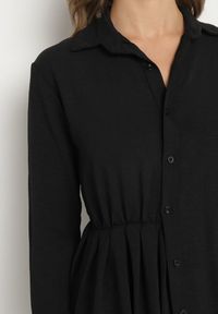 Born2be - Czarna Asymetryczna Sukienka o Koszulowym Kroju z Gumką w Talii Elodina. Kolor: czarny. Długość rękawa: długi rękaw. Typ sukienki: koszulowe, asymetryczne. Styl: elegancki, sportowy #7