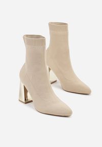 Renee - Ciemnobeżowe Skarpetkowe Botki VICES na Słupku w Eleganckim Stylu Rarana. Zapięcie: bez zapięcia. Kolor: beżowy. Materiał: skóra. Obcas: na słupku. Styl: elegancki. Wysokość obcasa: średni