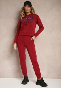 Renee - Bordowy Ocieplany Komplet Dresowy Bawełniany Spodnie Joggery i Bluza Zdobiona Nadrukiem Filoira. Kolor: czerwony. Materiał: bawełna, dresówka. Wzór: aplikacja, nadruk