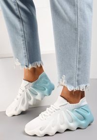 Renee - Biało-Niebieskie Sneakersy Phelladina. Nosek buta: okrągły. Zapięcie: sznurówki. Kolor: biały. Materiał: jeans. Szerokość cholewki: normalna. Wzór: aplikacja #2