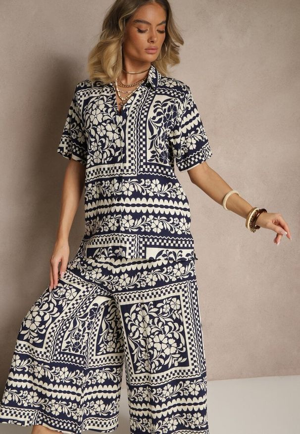 Renee - Granatowy Komplet z Wiskozą w Kwiatowy Wzór Koszula i Spodnie Sonelienna. Kolor: niebieski. Materiał: wiskoza. Wzór: kwiaty