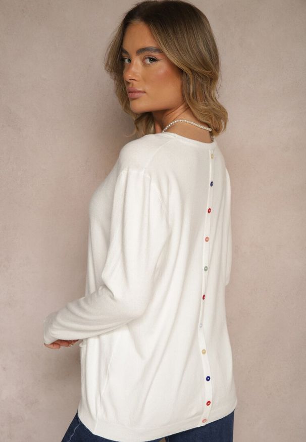 Renee - Biały Sweter z Kaszmirem Ozdobiony Kieszeniami Saniswena. Kolor: biały. Materiał: kaszmir. Długość rękawa: długi rękaw. Długość: długie. Wzór: aplikacja. Styl: klasyczny, elegancki