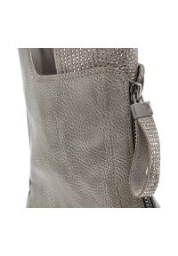 Szare Botki Menbur Wygodne Obuwie Damskie Z Cyrkoniami. Okazja: na co dzień. Zapięcie: zamek. Kolor: szary. Materiał: materiał. Wzór: aplikacja. Styl: casual, klasyczny #7