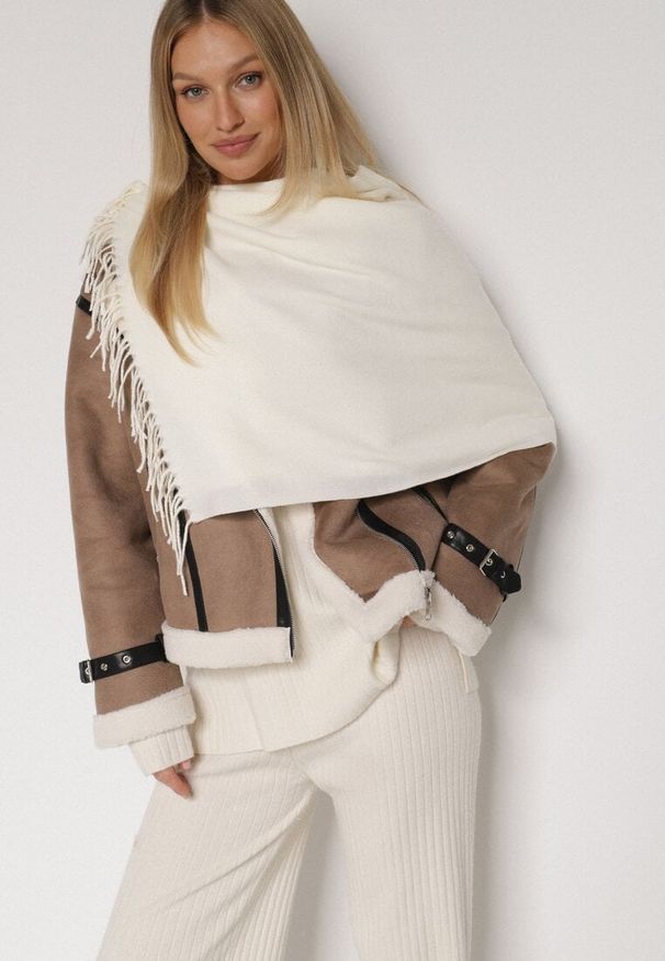 Born2be - Jasnobeżowy Gładki Szalik z Frędzlami Vetiela. Okazja: na co dzień. Kolor: beżowy. Materiał: jeans. Wzór: gładki. Sezon: zima, jesień. Styl: casual, elegancki