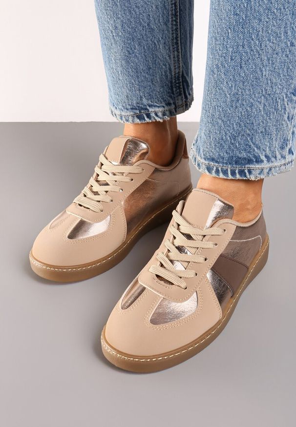 Born2be - Ciemnobeżowe Płaskie Sneakersy z Metaliczną Wstawką Nevsina. Nosek buta: okrągły. Zapięcie: sznurówki. Kolor: beżowy. Materiał: materiał. Obcas: na obcasie. Wysokość obcasa: niski