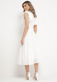 Born2be - Biała Sukienka Ażurowa z Falbankami Perełkami i Stójką Orintia. Typ kołnierza: kołnierz z falbankami, kołnierzyk stójkowy. Kolor: biały. Wzór: ażurowy. Sezon: lato. Typ sukienki: rozkloszowane #2