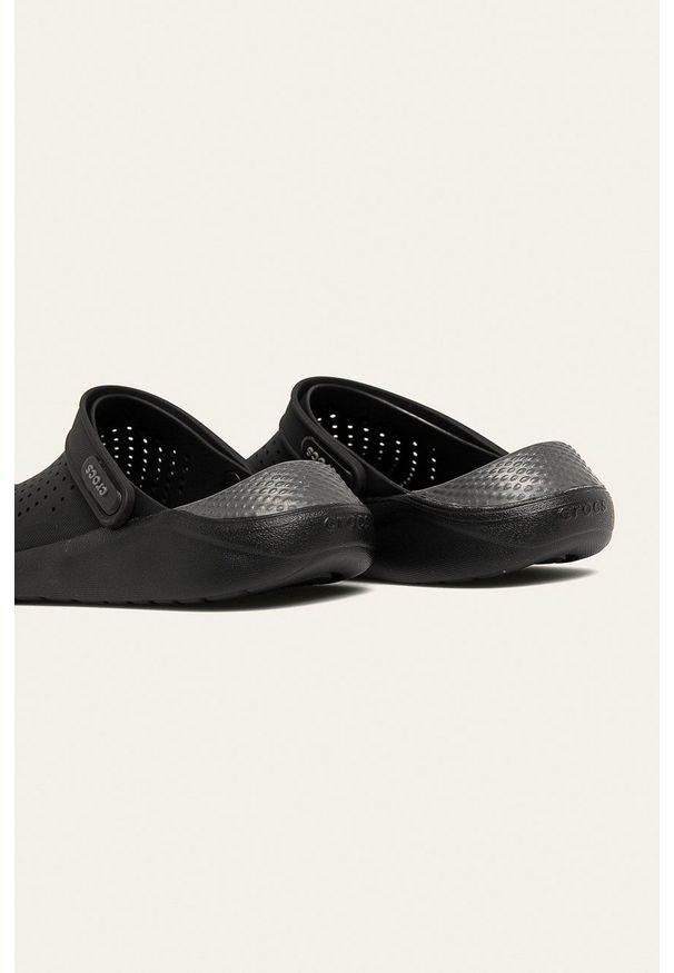 Crocs - Klapki. Nosek buta: okrągły. Kolor: czarny. Materiał: guma