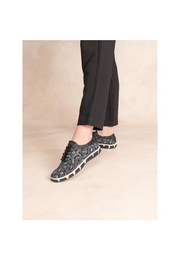 Baskets Femme Sneakers Jazaria Noir TBS. Kolor: czarny, szary, biały, wielokolorowy. Sport: turystyka piesza