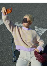 Reserved - Sweter w paski - wielobarwny. Materiał: dzianina, wełna. Wzór: paski #1