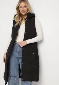 Born2be - Czarna Pikowana Kamizelka z Odpinanym Kapturem Ściągana w Pasie Asintea. Kolor: czarny. Materiał: jeans. Styl: elegancki #5