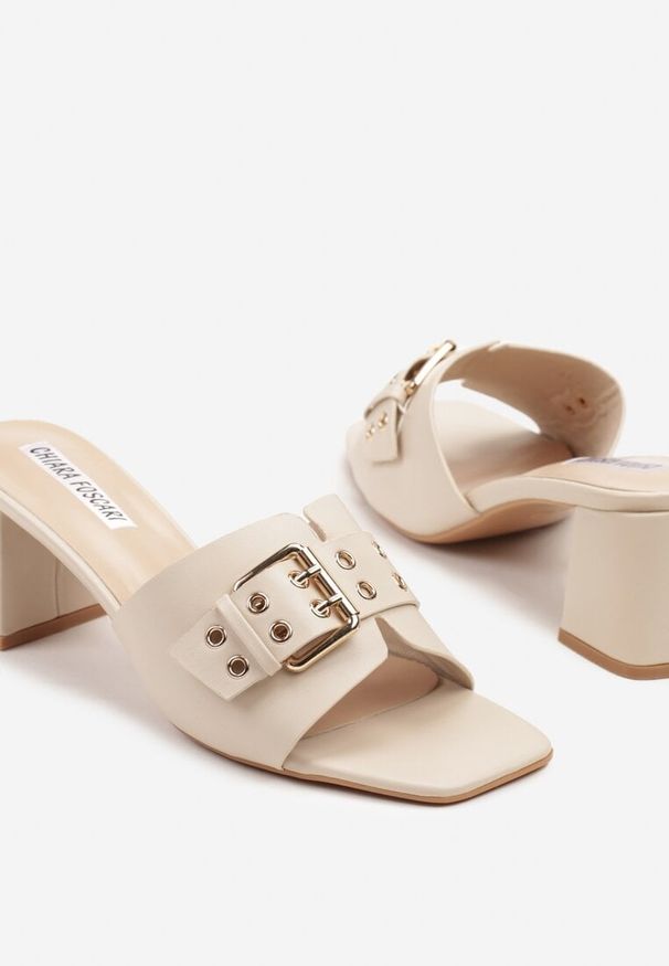 Born2be - Beżowe Klapki na Słupku z Ozdobną Klamrą i Nitami Marusena. Okazja: na co dzień. Kolor: beżowy. Materiał: jeans. Obcas: na słupku. Styl: casual. Wysokość obcasa: średni