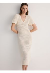 Reserved - Ażurowa sukienka midi - kremowy. Kolor: kremowy. Materiał: bawełna, dzianina. Wzór: ażurowy. Długość: midi