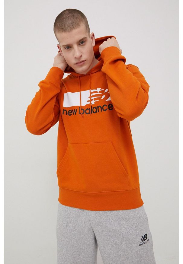 New Balance bluza MT13905VTO męska kolor pomarańczowy z kapturem z nadrukiem. Typ kołnierza: kaptur. Kolor: pomarańczowy. Materiał: dzianina. Wzór: nadruk