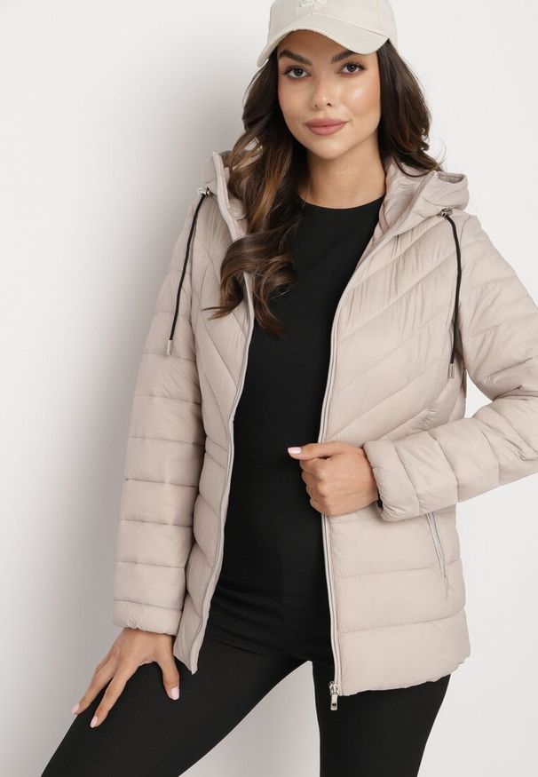 Born2be - Beżowa Pikowana Kurtka z Kapturem i Ozdobnymi Sznurkami Zailora. Okazja: na co dzień. Typ kołnierza: kaptur. Kolor: beżowy. Materiał: jeans. Styl: elegancki, casual