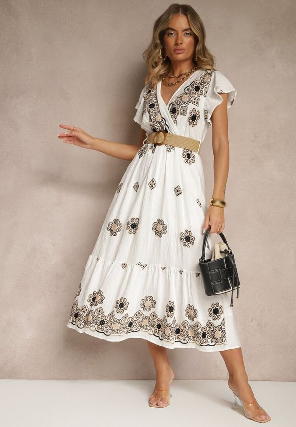 Renee - Biało-Czarna Sukienka z Wiskozy Ozdobiona Paskiem i Haftem Nilorelle. Okazja: na co dzień. Kolor: biały. Materiał: wiskoza. Długość rękawa: krótki rękaw. Wzór: aplikacja, haft. Styl: boho, elegancki, casual