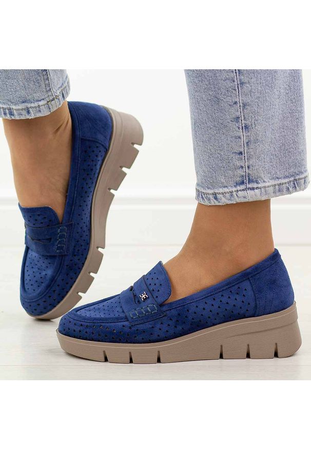 POTOCKI - Niebieskie ażurowe zamszowe mokasyny damskie na koturnie Potocki 12608. Okazja: na spacer, na co dzień. Kolor: niebieski. Materiał: zamsz. Szerokość cholewki: normalna. Wzór: ażurowy. Sezon: wiosna, lato. Obcas: na koturnie. Styl: casual, elegancki, klasyczny