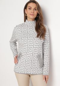 Born2be - Szary Sweter z Półgolfem o Geometrycznym Wzorze i Ozdobnymi Suwakami Waqaia. Kolor: szary. Materiał: dzianina. Wzór: geometria. Sezon: jesień, zima #4