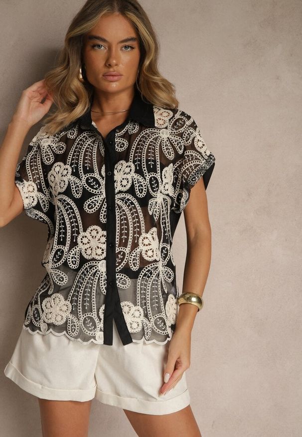 Renee - Czarna Koszula z Kwiatowym Motywem Zimessae. Okazja: na spotkanie biznesowe, na co dzień. Typ kołnierza: kołnierzyk klasyczny. Kolor: czarny. Materiał: jeans. Długość rękawa: krótki rękaw. Długość: krótkie. Wzór: kwiaty. Styl: elegancki, biznesowy, klasyczny, casual