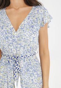 Born2be - Biało-Niebieska Sukienka ze Sznurkiem Cillereia. Typ kołnierza: kołnierz z falbankami. Kolor: niebieski. Materiał: tkanina, wiskoza. Długość rękawa: krótki rękaw. Wzór: nadruk, kwiaty. Długość: maxi #4