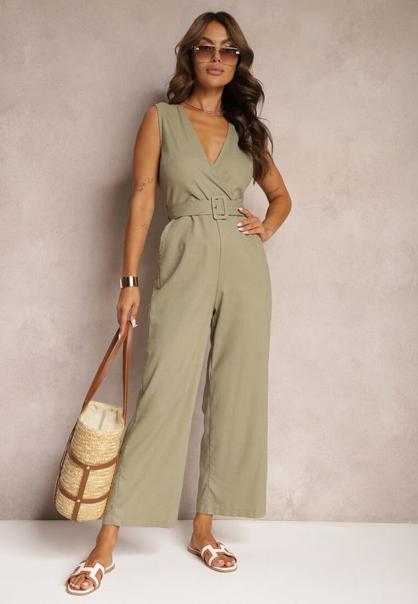 Renee - Ciemnozielony Bawełniany Kombinezon z Kopertowym Dekoltem Paskiem z Klamrą i Gumką w Talii Risalen. Okazja: na co dzień. Kolor: zielony. Materiał: bawełna. Styl: wizytowy, casual, elegancki