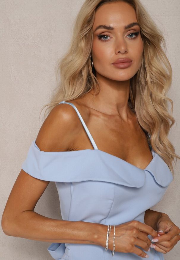 Renee - Jasnoniebieska Sukienka na Ramiączkach z Regulacją z Usztywnionymi Miseczkami Miviora. Okazja: na co dzień. Kolor: niebieski. Materiał: tkanina. Długość rękawa: na ramiączkach. Wzór: aplikacja. Sezon: lato. Typ sukienki: proste. Styl: casual, elegancki