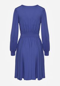 Renee - Niebieska Sukienka z Wiskozą o Rozkloszowanym Kroju Selaitea. Okazja: na randkę. Typ kołnierza: dekolt w serek. Kolor: niebieski. Materiał: wiskoza. Styl: elegancki #3