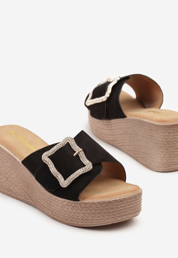 Born2be - Czarne Klapki na Koturnie z Cyrkoniową Klamrą Cleurae. Okazja: na co dzień. Kolor: czarny. Obcas: na koturnie. Styl: casual