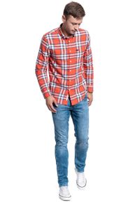 Lee - KOSZULA LEE BUTTON DOWN REGULAR LAVA RED L880ZJAF. Okazja: na co dzień. Typ kołnierza: button down. Długość rękawa: długi rękaw. Długość: długie. Styl: casual #9